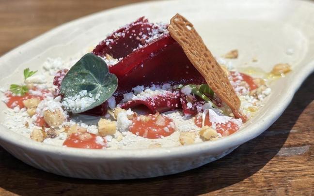 Encurtido de remolacha, acompañado con un agridulce de fresa y manzana, con queso azul de Iparralde y nueces. / Aitzol Zugasti Encurtido de remolacha, acompañado con un agridulce de fresa y manzana, con queso azul de Iparralde y nueces.