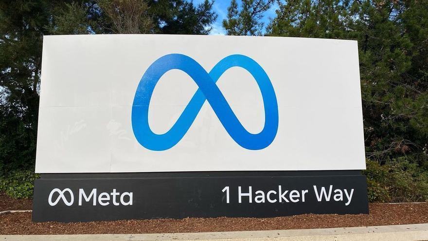 Logo de Meta frente a sede central en Estados Unidos