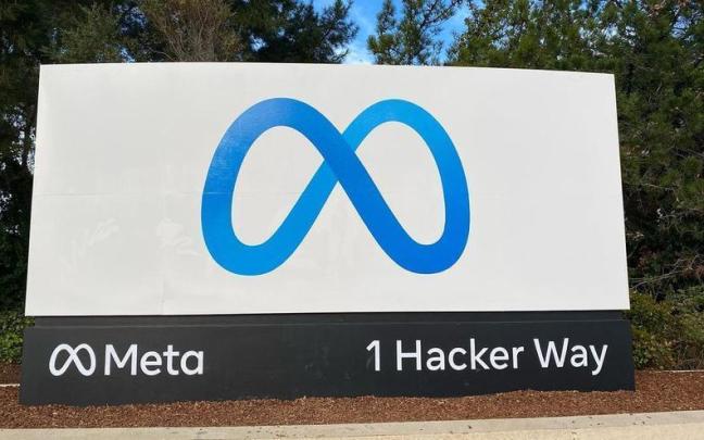 Logo de Meta frente a sede central en Estados Unidos