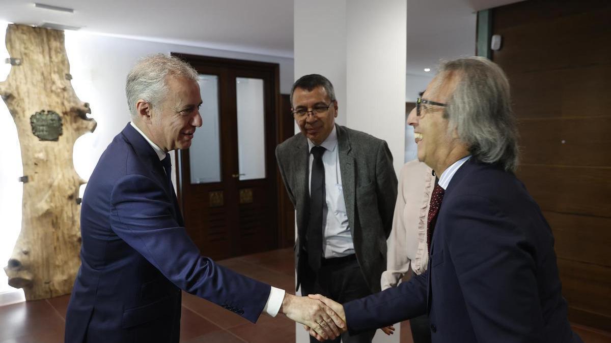 Urkullu ha recibido este viernes en Bilbao a una delegación de Colombia integrada por los ministro Irene Vélez y William Fernando Camargo (c), que han asistido acompañados del embajador de ese país, Eduardo Ávila (d).