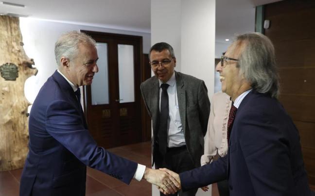 Urkullu ha recibido este viernes en Bilbao a una delegación de Colombia integrada por los ministro Irene Vélez y William Fernando Camargo (c), que han asistido acompañados del embajador de ese país, Eduardo Ávila (d). Urkullu ha recibido este viernes en Bilbao a una delegación de Colombia integrada por los ministro Irene Vélez y William Fernando Camargo (c), que han asistido acompañados del embajador de ese país, Eduardo Ávila (d).