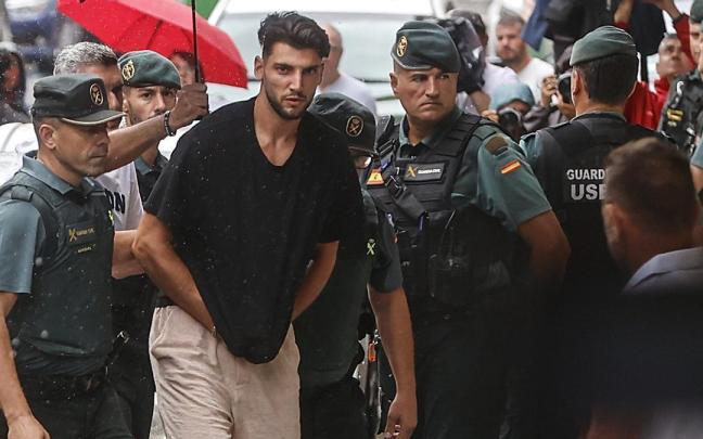 Rafa Mir, a su llegada a los juzgados el pasado miércoles. / EP Rafa Mir, a su llegada a los juzgados el pasado miércoles.