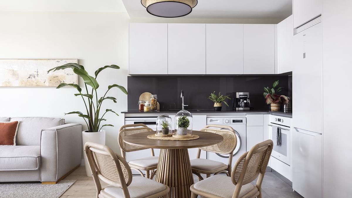 La cocina, en forma de L y con el comedor integrado.