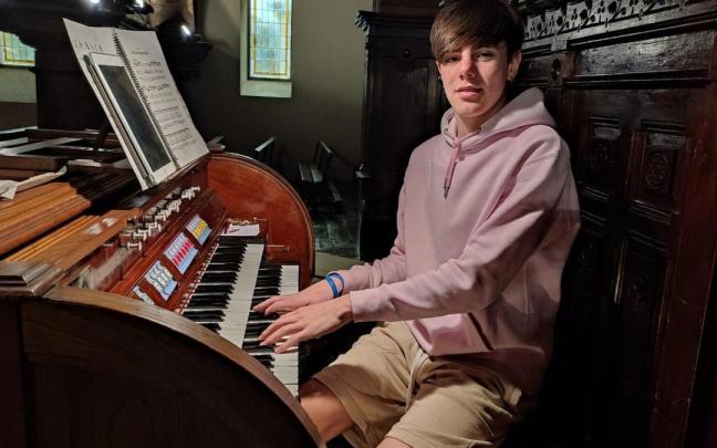 El organista Oier Gastón hace unos años.