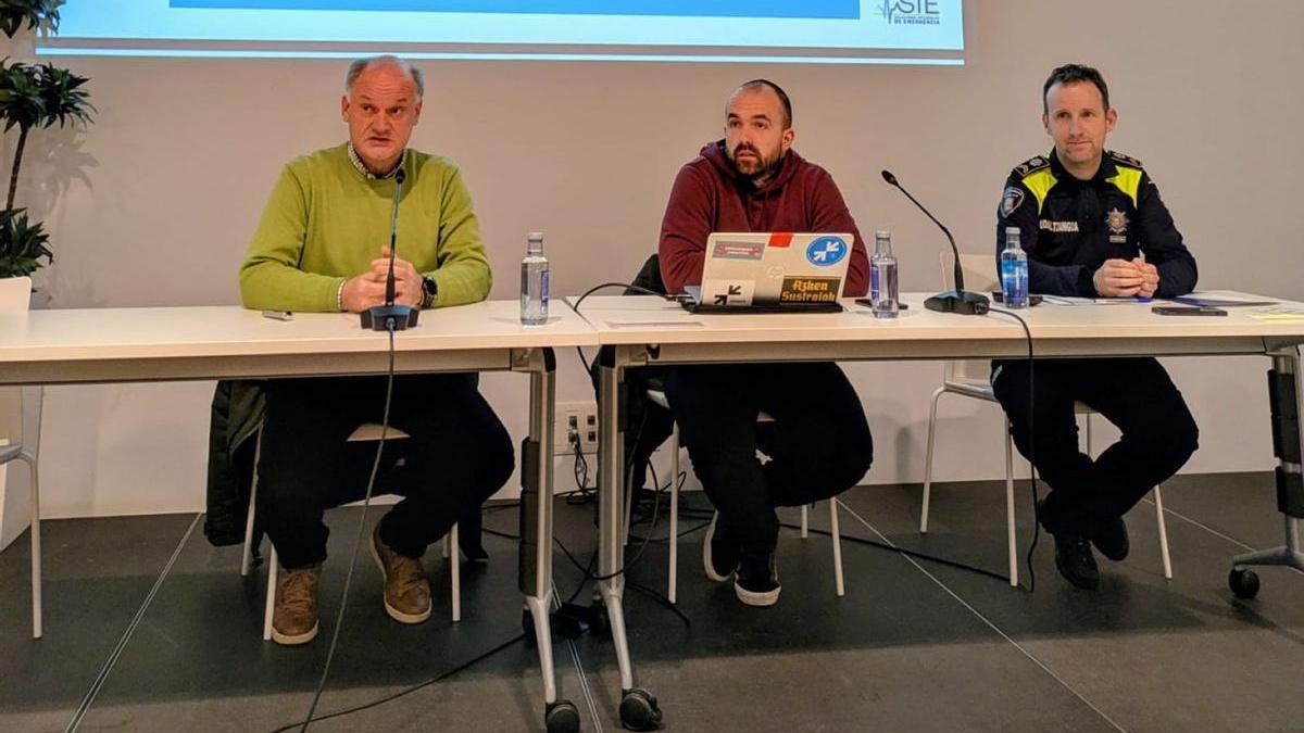 Participantes en el acto de presentación del Plan Municipal de Emergencias frente a las inundaciones y los fuertes vientos.