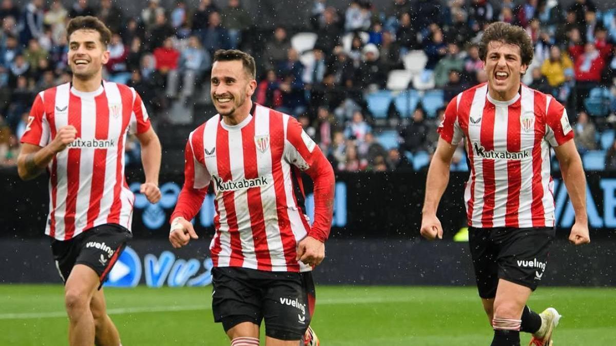 Álex Berenguer, Unai Gómez y Beñat Prados celebran un gol del Athletic