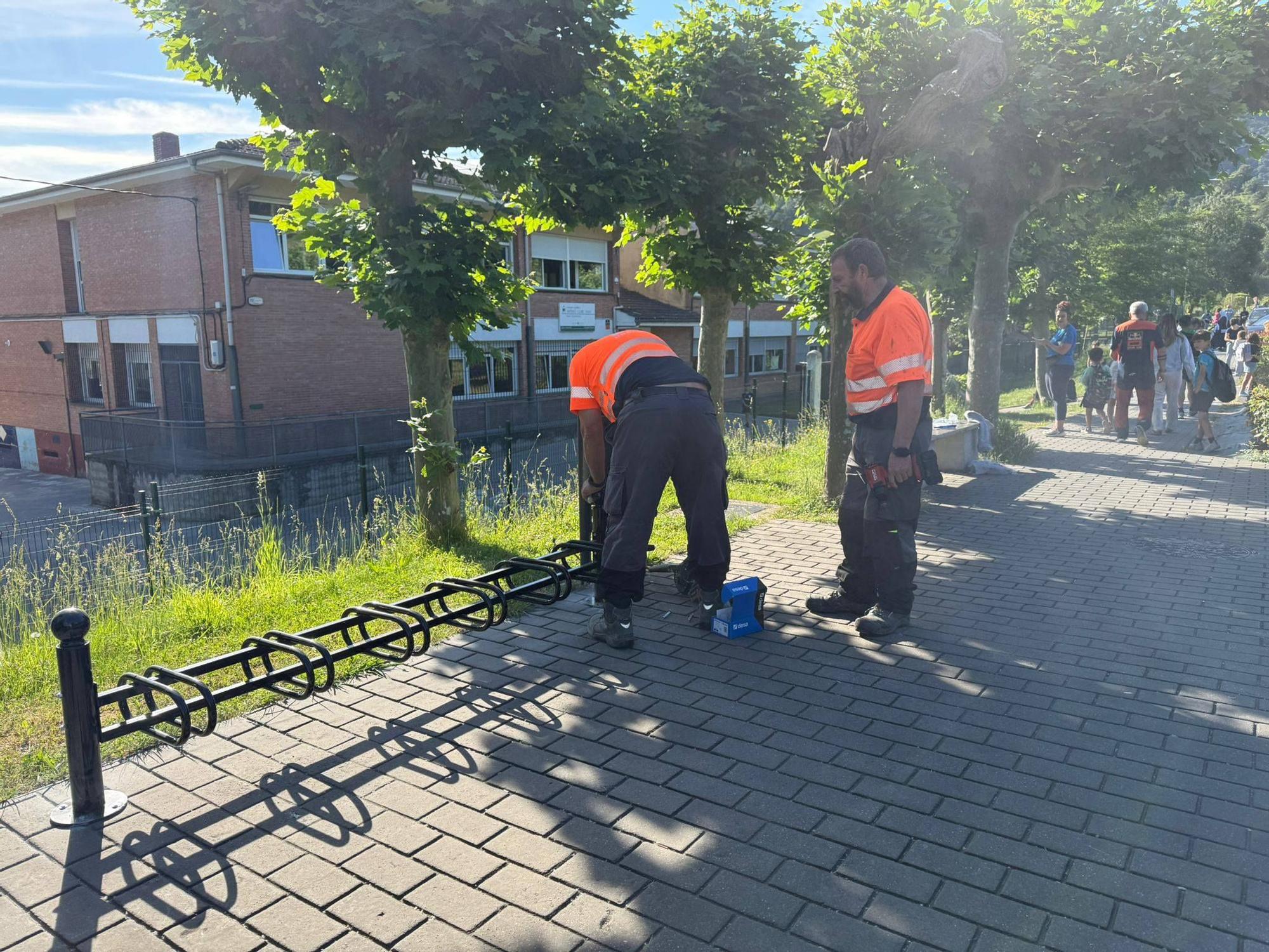 Operarios municipales colocando un aparcabicis junto al colegio Arteko Gure Ama
