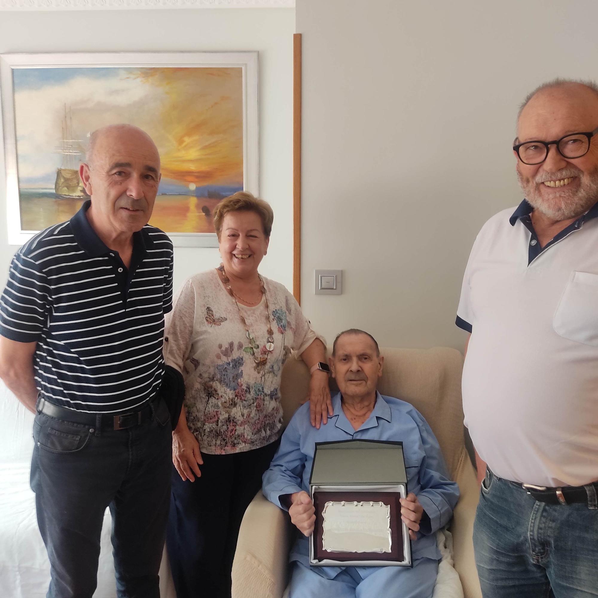 José Luis Zabala tuvo que recibir el homenaje en su domicilio, a donde acudieron Josu Olabarri, Consuelo Curto y Julio Fernández, de la Junta Directiva de la asociación