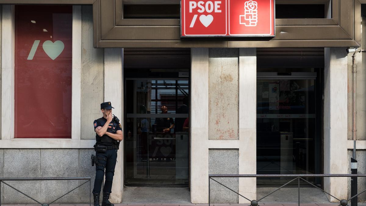 Entrada de la sede del Partido Socialista (PSOE), en la calle Ferraz, en Madrid.