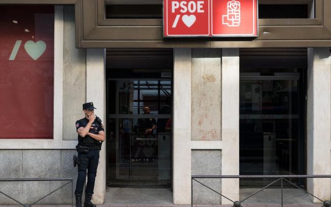 Entrada de la sede del Partido Socialista (PSOE), en la calle Ferraz, en Madrid.