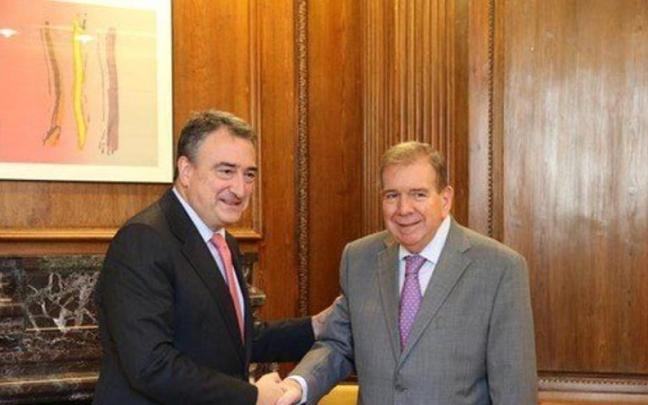 El portavoz del PNV, Aitor Esteban, y el candidato Edmundo González en el Congreso.