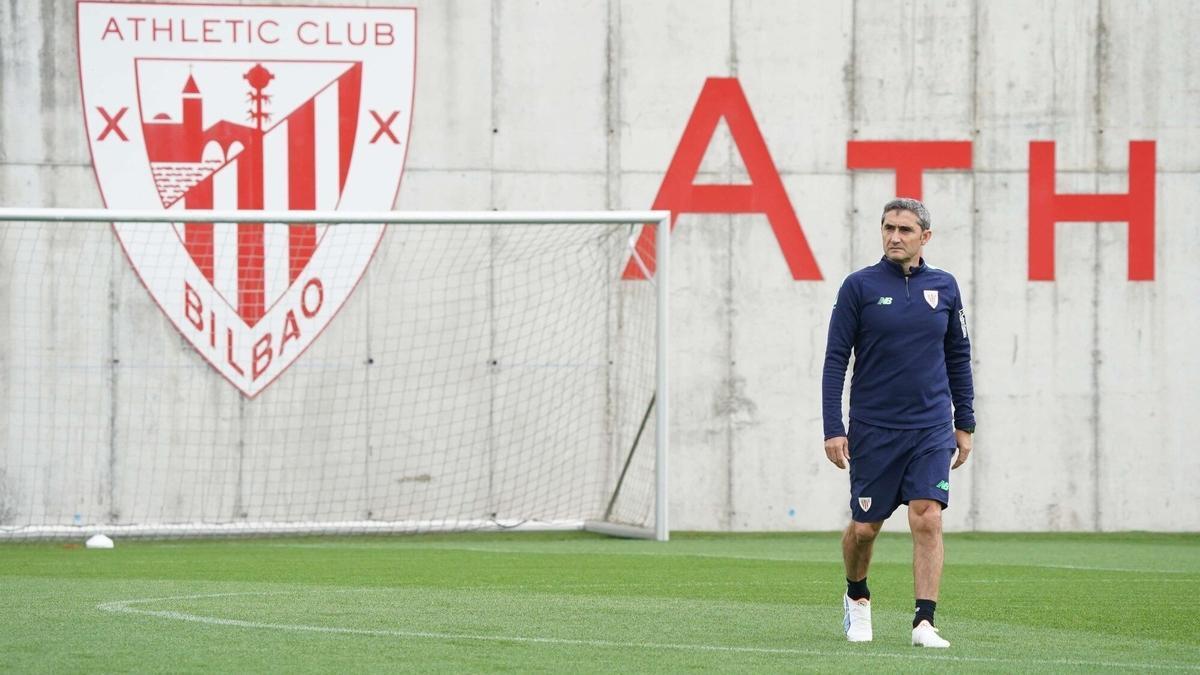 Ernesto Valverde, durante el entrenamiento de este martes en Lezama.