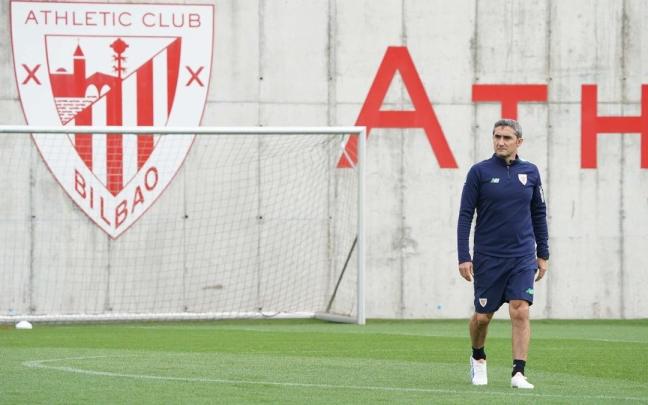 Ernesto Valverde, durante el entrenamiento de este martes en Lezama.