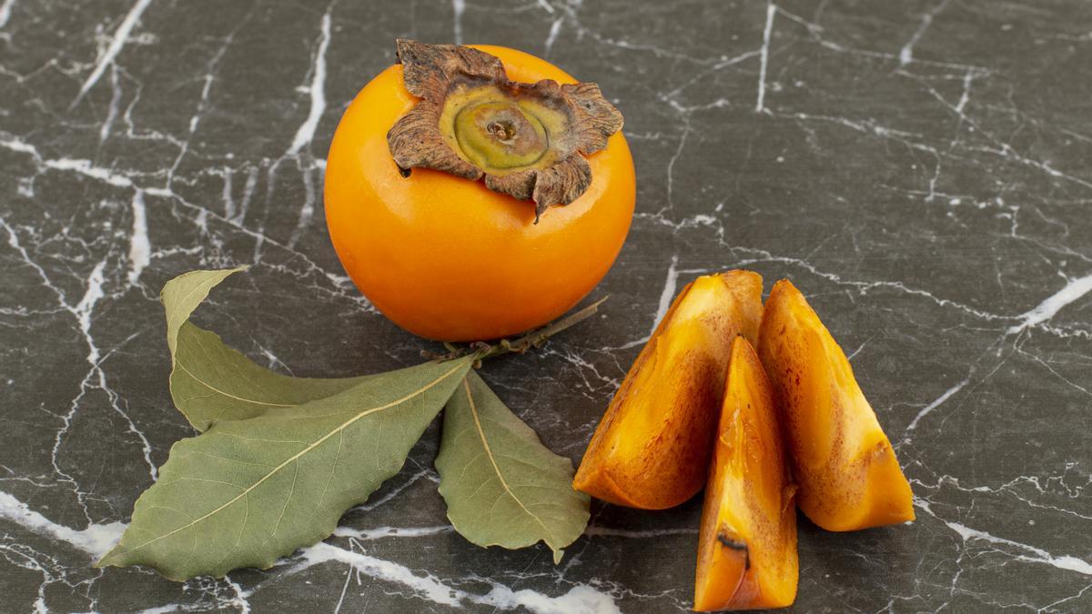 El caqui es una gran aliado para la belleza por sus altas dosis de vitamina A, C y E.