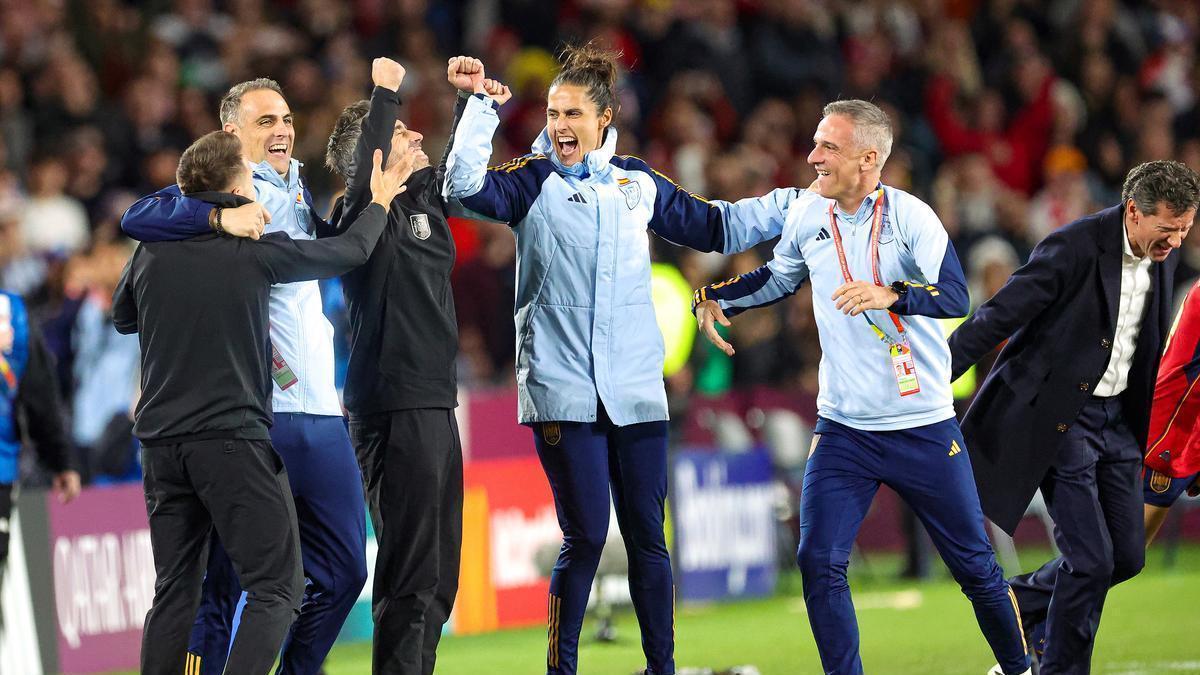Jorge Vilda celebra con su cuerpo técnico la victoria en la final del Mundial.