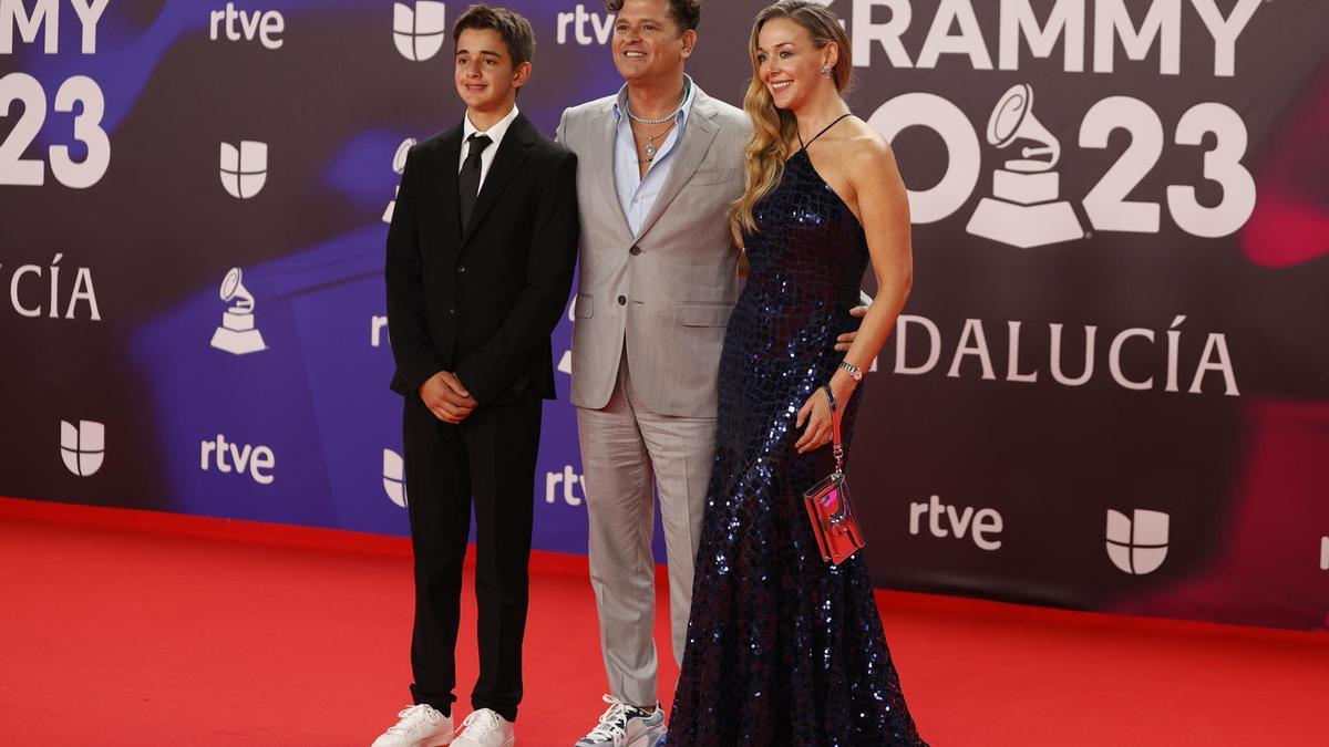 El colombiano Carlos Vives junto a su familia en la alfombra roja de los Latin Grammy