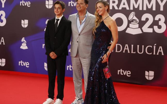 El colombiano Carlos Vives junto a su familia en la alfombra roja de los Latin Grammy El colombiano Carlos Vives junto a su familia en la alfombra roja de los Latin Grammy