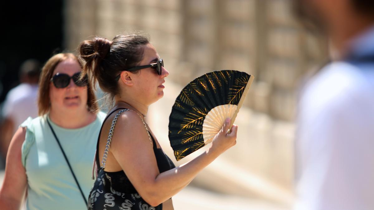 Viandantes soportan las altas temperaturas