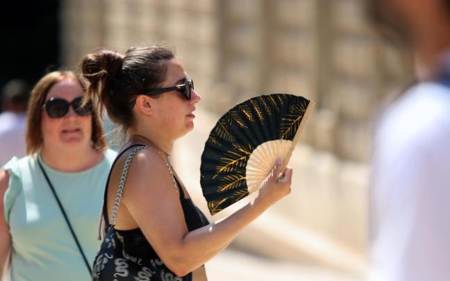 Viandantes soportan las altas temperaturas