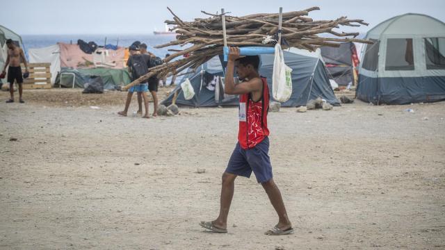 Asentamiento de migrantes en la playa El Trampolín.