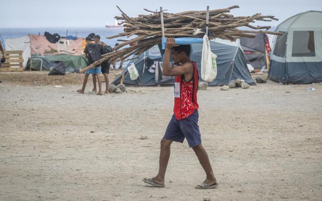 Asentamiento de migrantes en la playa El Trampolín.