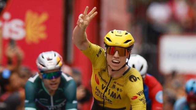 Brennan celebra la tercera victoria de la Vuelta en Lorca.