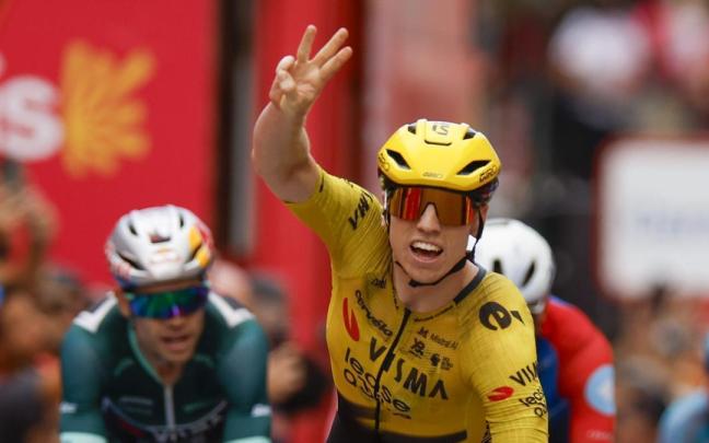Brennan celebra la tercera victoria de la Vuelta en Lorca.