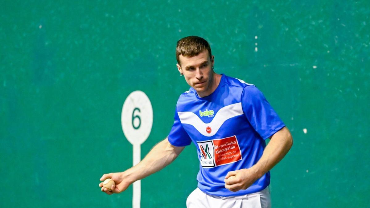 Iñaki Artola, en una elección de material. Arnaitz Rubio