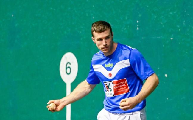 Iñaki Artola, en una elección de material. Arnaitz Rubio