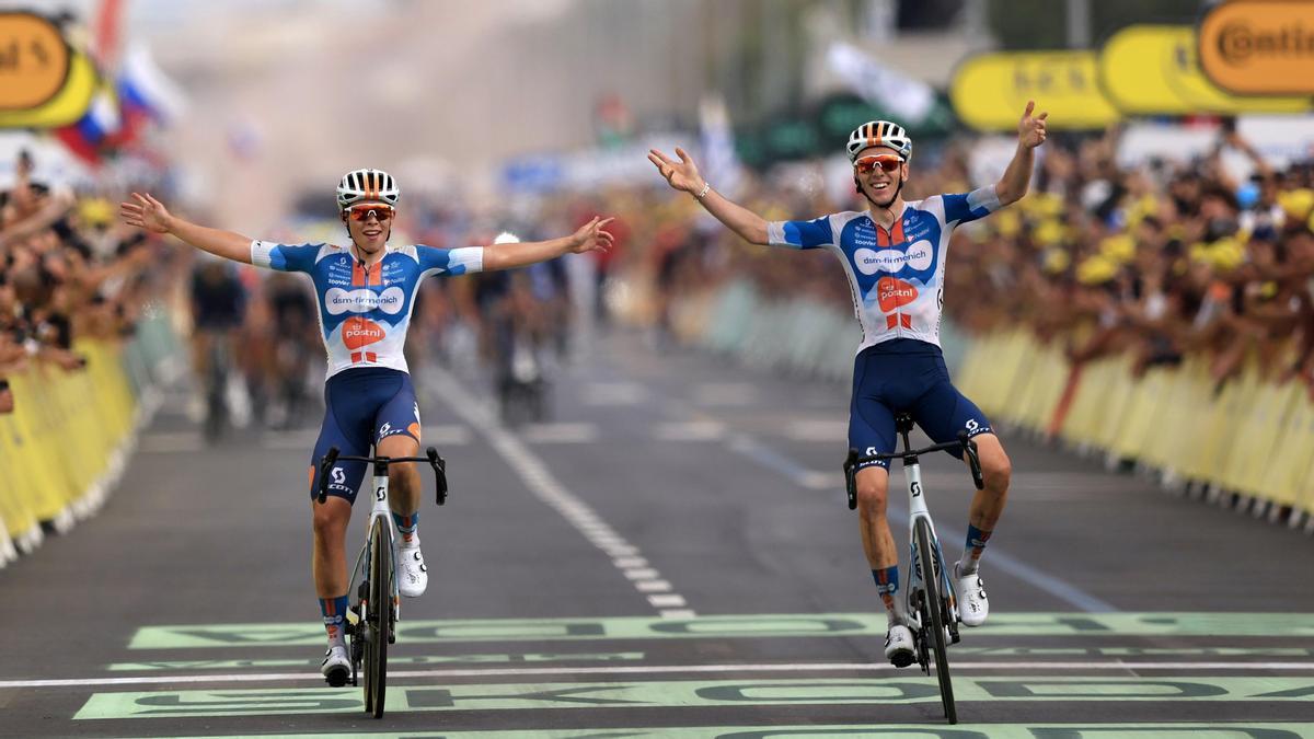 Romain Bardet, de la mano con su compañero Frank van der Broek.