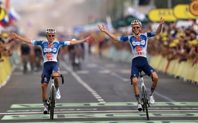 Romain Bardet, de la mano con su compañero Frank van der Broek. / Efe Romain Bardet, de la mano con su compañero Frank van der Broek.