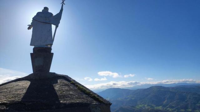La figura de San Ignacio que domina desde Xoxote el valle del Urola.