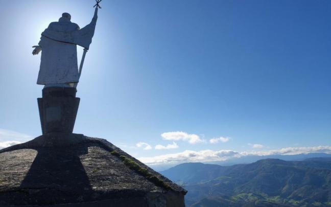 La figura de San Ignacio que domina desde Xoxote el valle del Urola.
