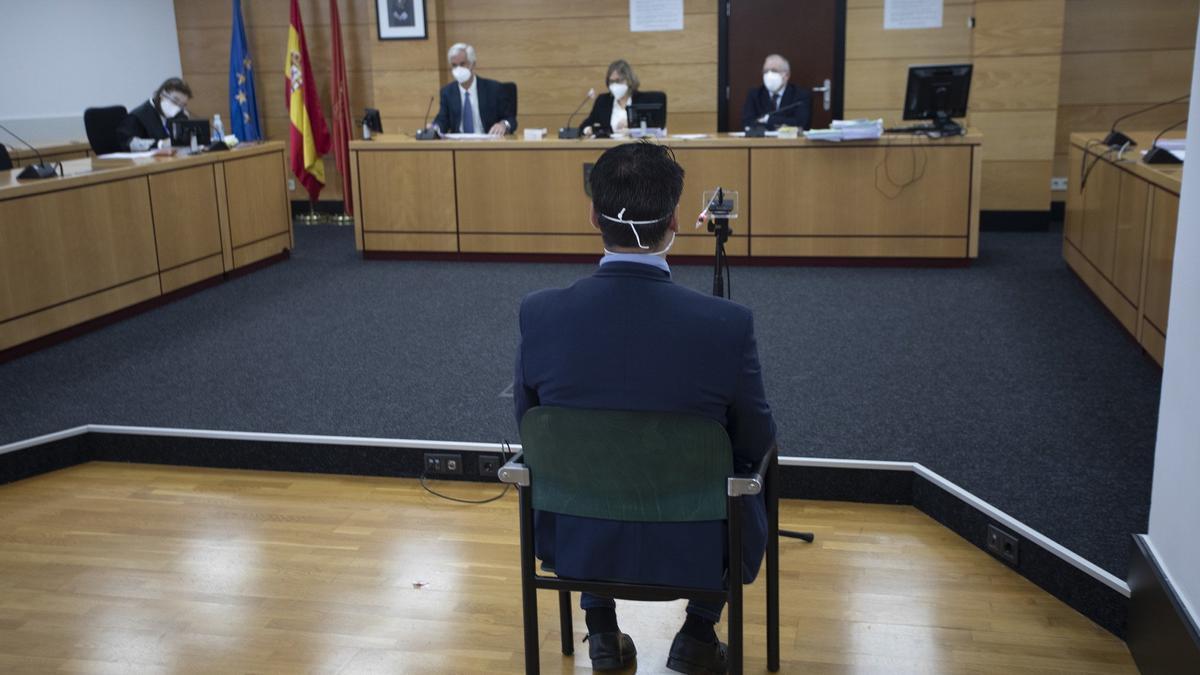 El policía acusado, ante el tribunal que le juzgó.