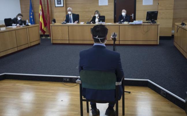 El policía acusado, ante el tribunal que le juzgó. El policía acusado, ante el tribunal que le juzgó.