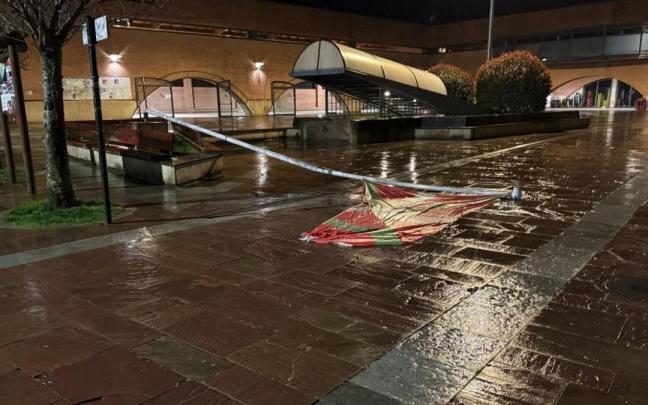 La ikurriña de Legazpi, en el suelo.