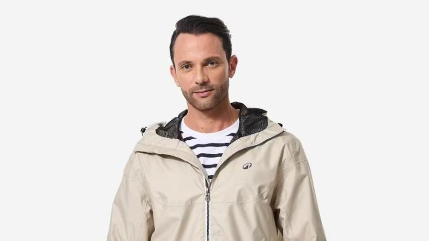 Imagen de la chaqueta cortavientos de vela 100 impermeable y color beige de Decathlon