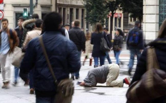Una persona pide ayuda en la calle. Una persona pide ayuda en la calle.