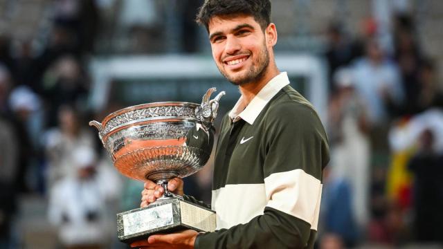 Carlos Alcaraz celebrando su segundo Roland Garros en 2025.