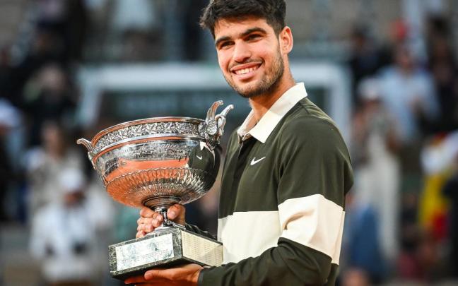 Carlos Alcaraz celebrando su segundo Roland Garros en 2025.