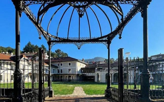 Parkea Kultura Topagune recupera la antigua entrada al Palacio Lamuza por su patio-jardín