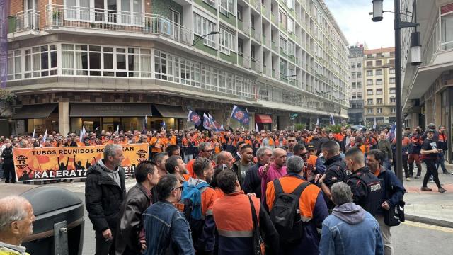 Concentracion de parte de la plantilla de Tubos Reunidos frente a la sede de la empresa en Bilbao.