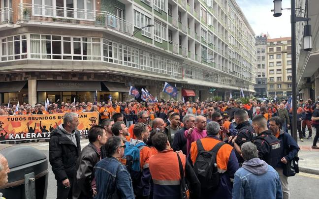 Concentracion de parte de la plantilla de Tubos Reunidos frente a la sede de la empresa en Bilbao.
