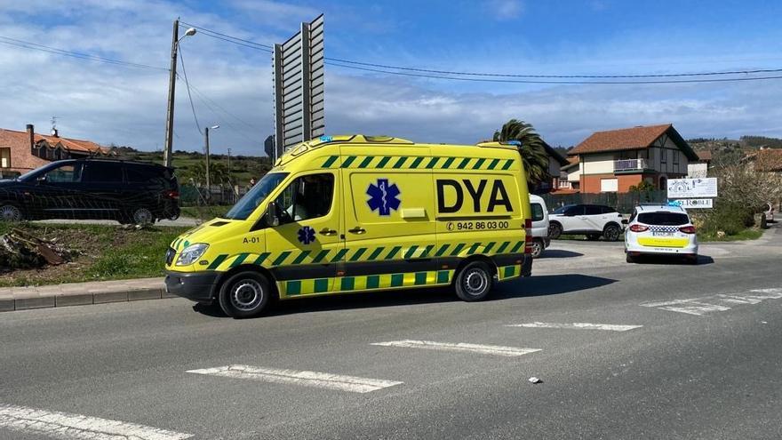 La ambulancia de la DYA y una patrulla de la Policía Local de Castro en una imagen de archivo