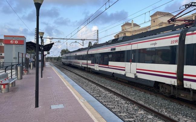 Tren de la línea C-1 de Cercanías de Renfe / E.P. Tren de la línea C-1 de Cercanías de Renfe
