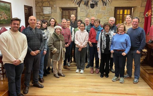 Representantes del Ayuntamiento de Zarautz y de ONGs en la presentación de los proyectos.