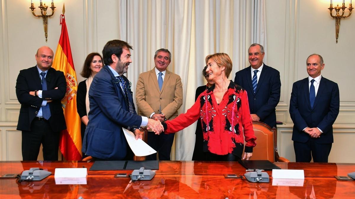 El presidente del Consejo General del Poder Judicial, Vicente Guilarte, y la presidenta del Consejo General de la Abogacía, Victoria Ortega, firman un convenio de colaboración entre ambas instituciones.