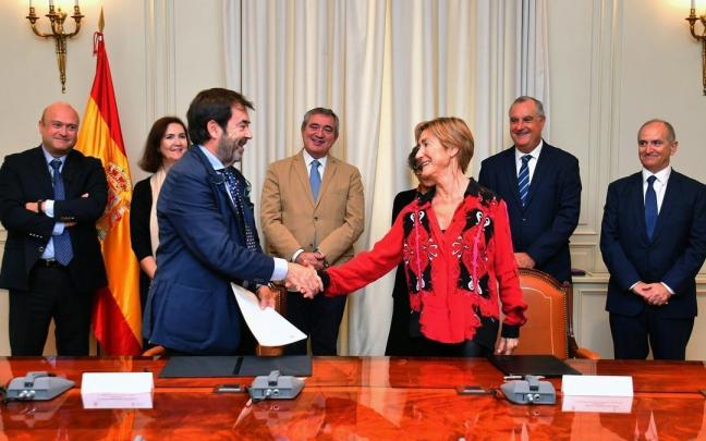 El presidente del Consejo General del Poder Judicial, Vicente Guilarte, y la presidenta del Consejo General de la Abogacía, Victoria Ortega, firman un convenio de colaboración entre ambas instituciones.