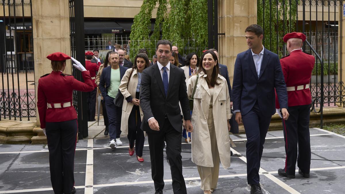 Bakartxo Tejeria, presidenta del Parlamento por cuarta legislatura, entra en la Cámara flanqueada por Imanol Pradales y el portavoz del grupo jeltzale, Joseba Díez Antxustegi