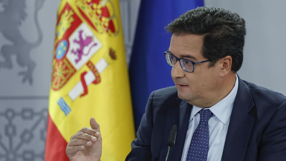 El titular de la cartera de Función Pública, Óscar López, en la rueda de prensa tras el Consejo de Ministros.
